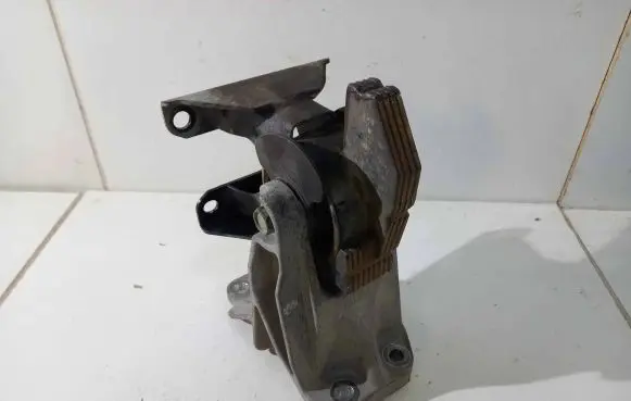 Nissan Leaf II (ZE1) Engine mount bracket