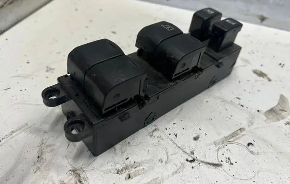 Subaru Outback Electric window control switch 157525
