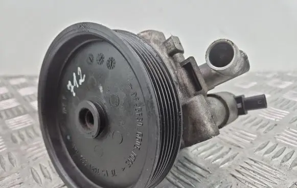 Mercedes-Benz E W212 Power steering pump A0064667501