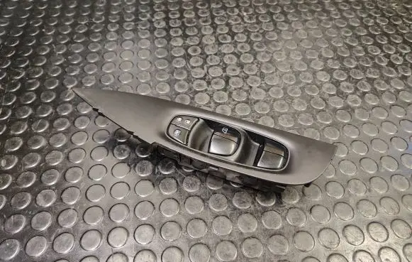 Nissan Qashqai Electric window control switch 13Y04SD
