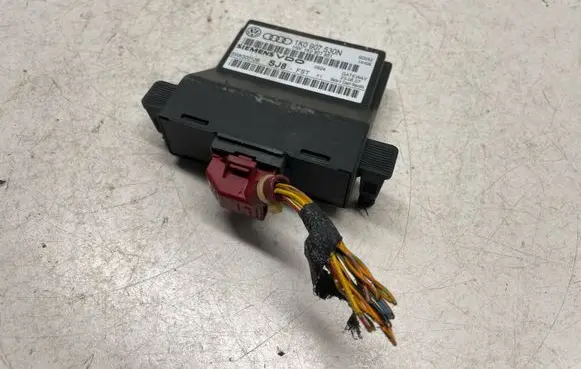 Volkswagen Golf V Gateway control module 1K0907530