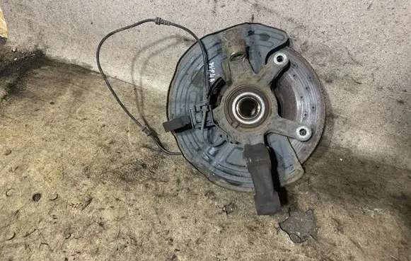 Mercedes-Benz B W246 W242 Front wheel hub 