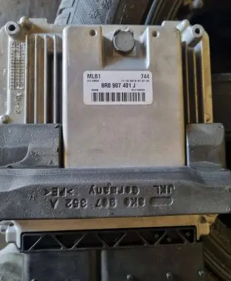 Audi A4 S4 B8 8K Engine control unit/module 8R0907401J 41118399