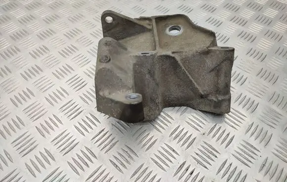 Volvo XC70 Engine mounting bracket