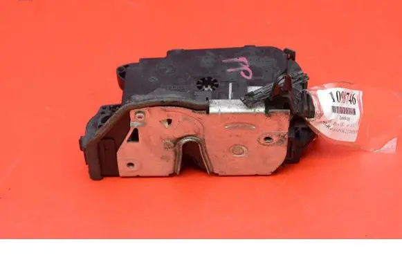 BMW 1 E82 E88 Front door lock 7059974