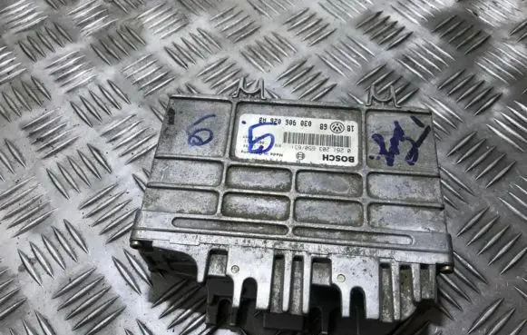 Volkswagen Golf III Engine control unit/module 0261203650 0261203651
