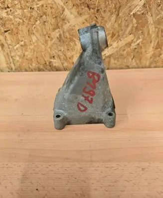 Mercedes-Benz CLC CL203 Engine mounting bracket A2712230804