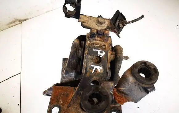 Nissan X-Trail T30 Engine mount bracket 