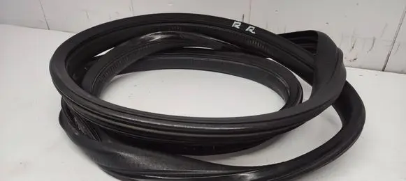 Peugeot 108 Rear door rubber seal (on body) 