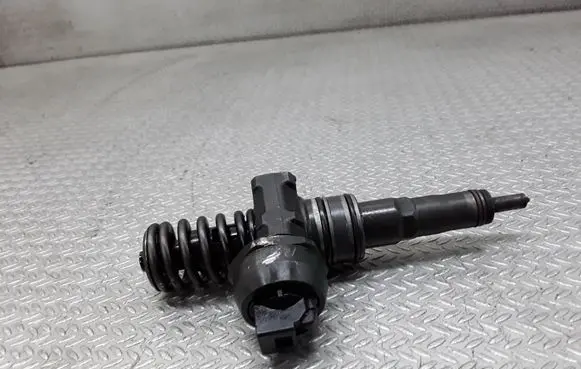 Volkswagen PASSAT B5.5 Fuel injector 038130073AJ
