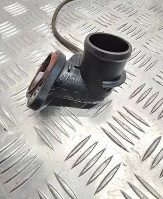 Nissan Juke I F15 Engine coolant pipe/hose 147138491R PA6T16G