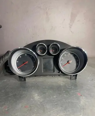 Opel Insignia A Speedometer (instrument cluster) 12844140 SW0590