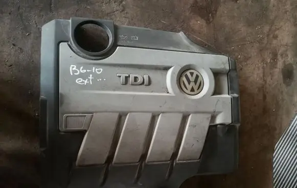 Volkswagen PASSAT B6 Engine cover (trim) 03L103925AM
