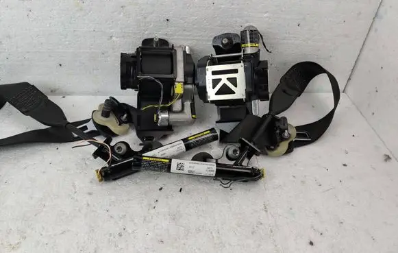 Ford Fusion II Set of seat belts DG9354612D65AH35B8