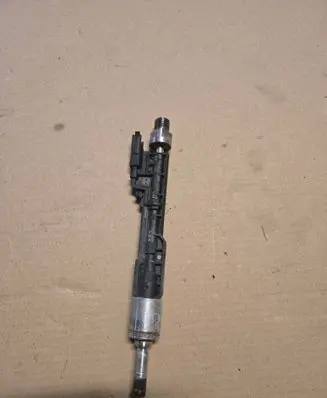 BMW X3 F25 Fuel injector 7597870