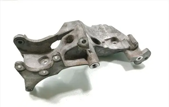 Hyundai Santa Fe Generator/alternator bracket 