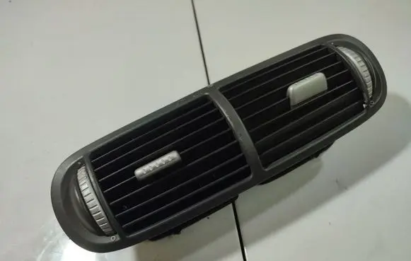 Porsche Cayenne (9PA) Dash center air vent grill