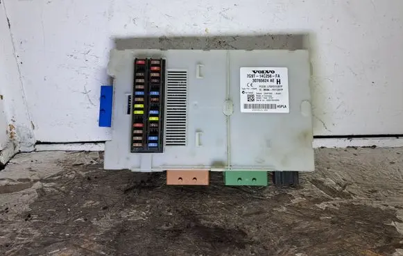 Volvo V70 Fuse module 30765624AE 7G9T14C256FA
