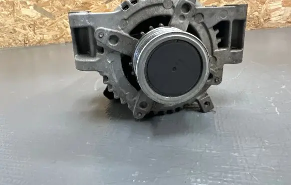 Toyota Avensis T270 Generator/alternator LRA02947