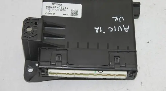 Toyota Avensis T270 Air conditioning/heating control unit 8865005252