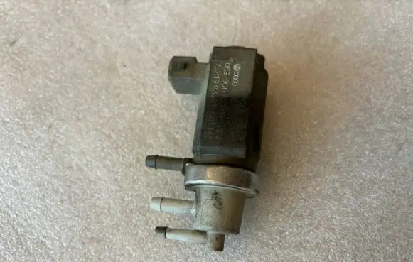 Volkswagen Touareg I Turbo solenoid valve 05990662