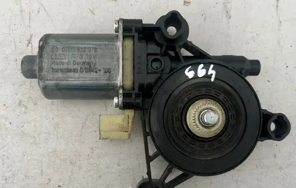 Audi A3 S3 8V Front door window regulator motor 5Q0959802B 0313