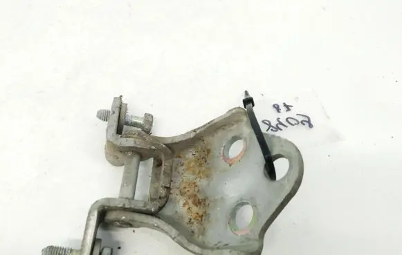 Mitsubishi Carisma Rear door lower hinge