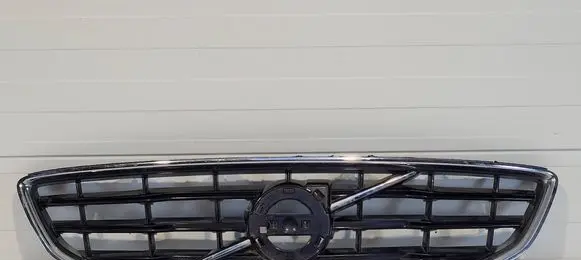 Volvo V40 Front bumper upper radiator grill 31353120.