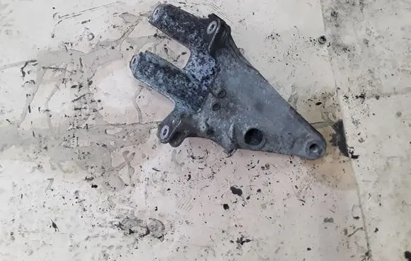 Volkswagen Transporter - Caravelle T5 Engine mounting bracket 7H0199370J 7H0199370K