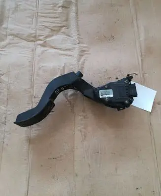 Volkswagen PASSAT B5 Accelerator throttle pedal 8D1721523
