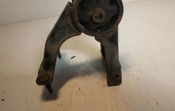 Toyota Avensis T220 Engine mount bracket