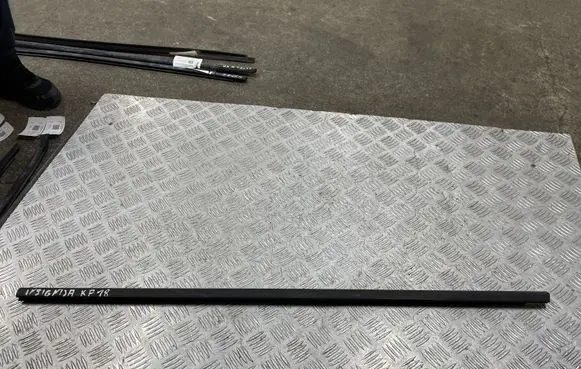Opel Insignia B Front door glass trim molding 39108818