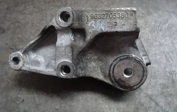 Peugeot 607 Engine mounting bracket 9632705380