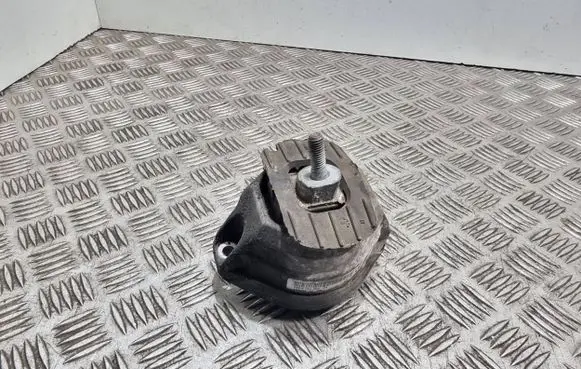 BMW 5 E60 E61 Engine mount bracket 6761090 15934612 586310
