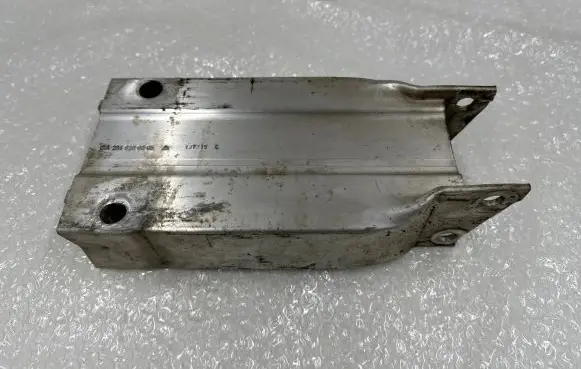 Mercedes-Benz C W204 Front bumper mounting bracket A2046200995