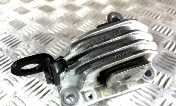 Volvo XC90 Engine mount bracket