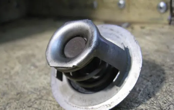 Thermostat/thermostat housing