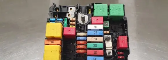 Peugeot 308 Fuse module A006C801L2