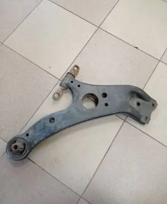 Toyota Sienna XL30 III Front lower control arm/wishbone