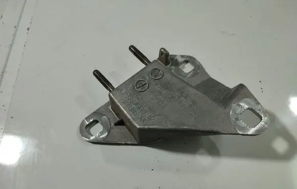 Audi A8 S8 D3 4E Engine mounting bracket 4E1857896B