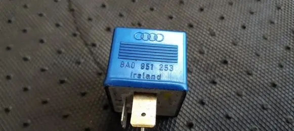 Volkswagen PASSAT B5.5 Other relay 8A0951253 899587