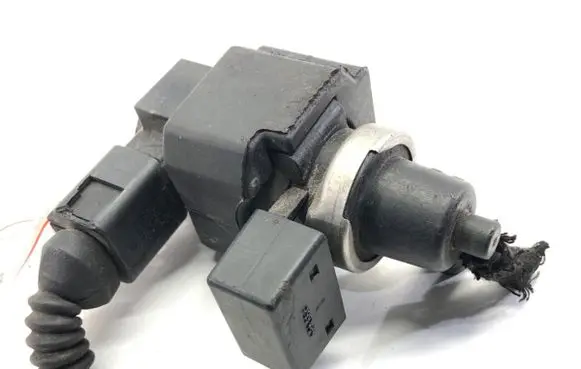 Audi A4 S4 B6 8E 8H Fuel pressure regulator 059906629A