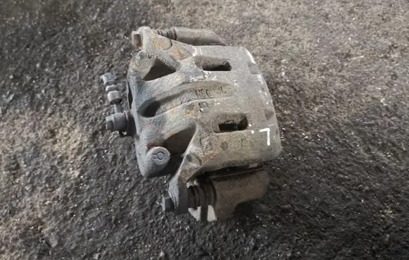 Nissan Qashqai+2 Front brake caliper