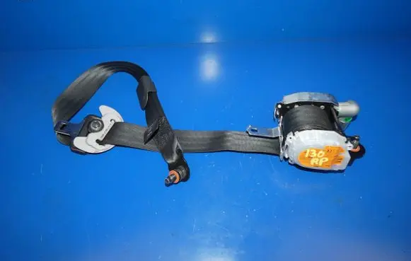 Hyundai i30 Front seatbelt 