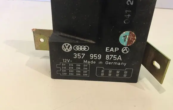 Volkswagen PASSAT B3 Comfort/convenience module 357959875A 04121K