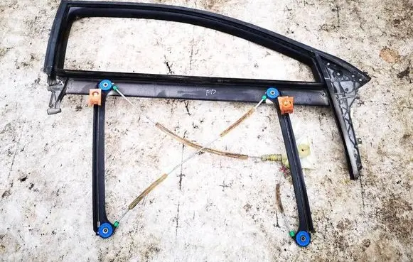 Audi A3 S3 8P Front door window/glass frame 8p3837630