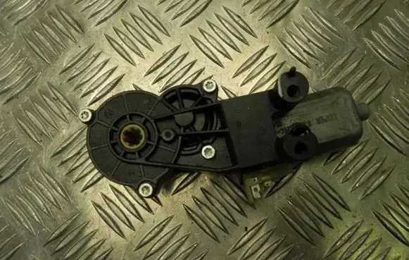 Mercedes-Benz E W211 Seat adjustment motor 820591144 V704
