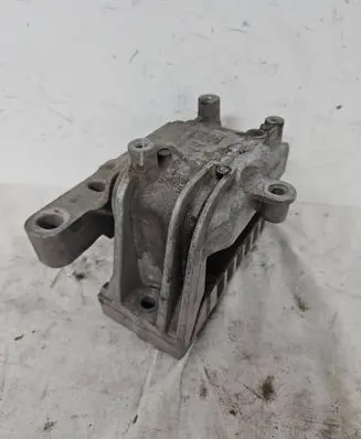 Volkswagen PASSAT B6 Engine mount bracket 1K0199262