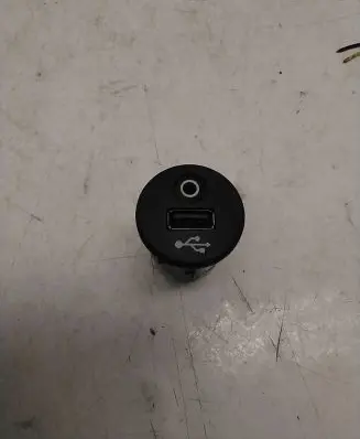 Nissan Juke I F15 USB socket connector 28023-BH00A