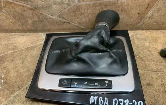 Mercedes-Benz C W204 Gear lever shifter trim leather/knob A2046800039